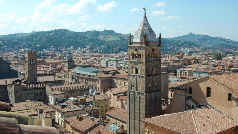 Bologna – vezi principalele obiective turistice + opțiuni de cazare.