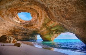 Read more about the article Ce sa faci in Algarve, Portugalia. Plaje, opțiuni de cazare, informații utile.