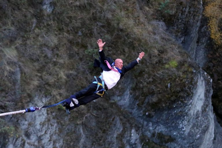 Primarul unui oras turistic din Noua Zeelanda a sarbatorit iesirea din carantina, sarind cu coarda de pe un pod
