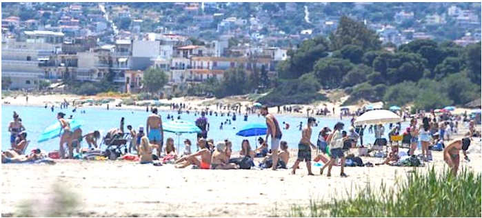 You are currently viewing Grecii s-au repezit la plaje, in primul weekend liber dupa 2 luni de izolare
