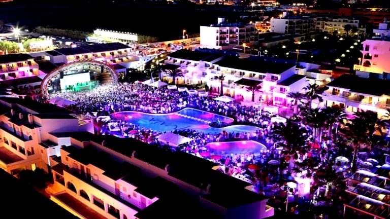 Comparatie tarif cazare/noapte hotel 4* cu piscina in Mamaia vs Ibiza