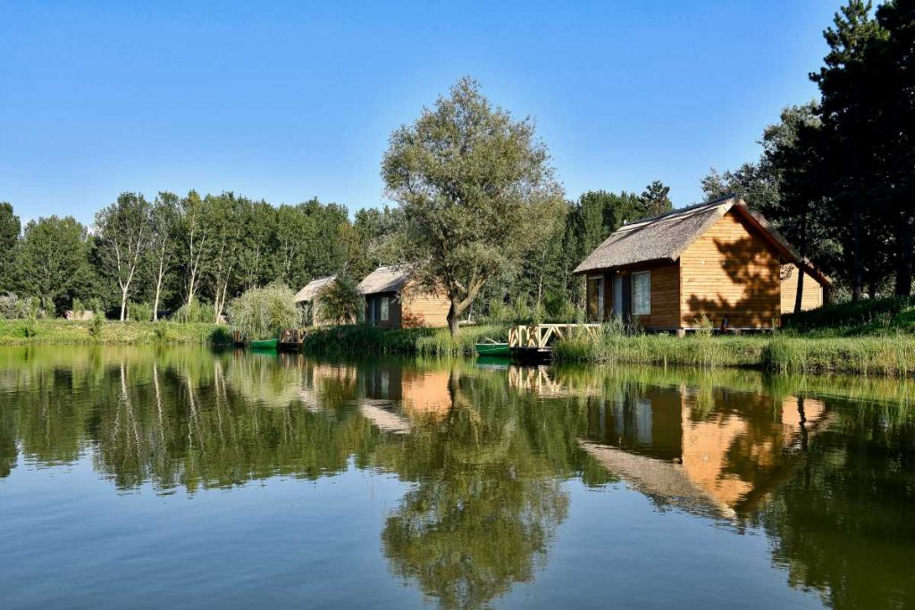 You are currently viewing Resort in Delta Siretului, ofera spre cazare, case plutitoare sau bunagalou in mijlocul naturii