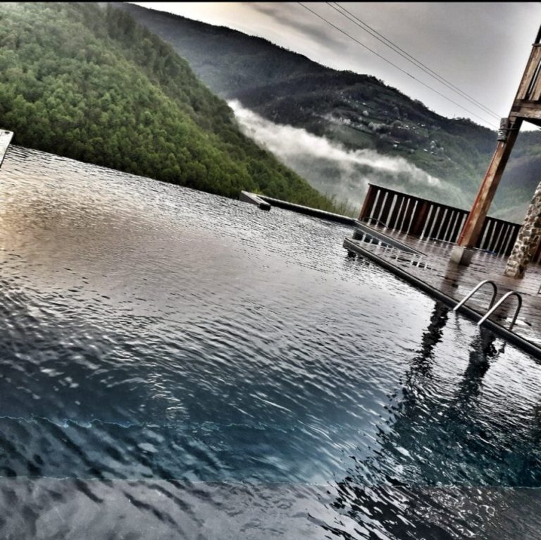 Cabana superba cu infinity pool din judetul Cluj, la un pret accesibil in mijlocul verii.