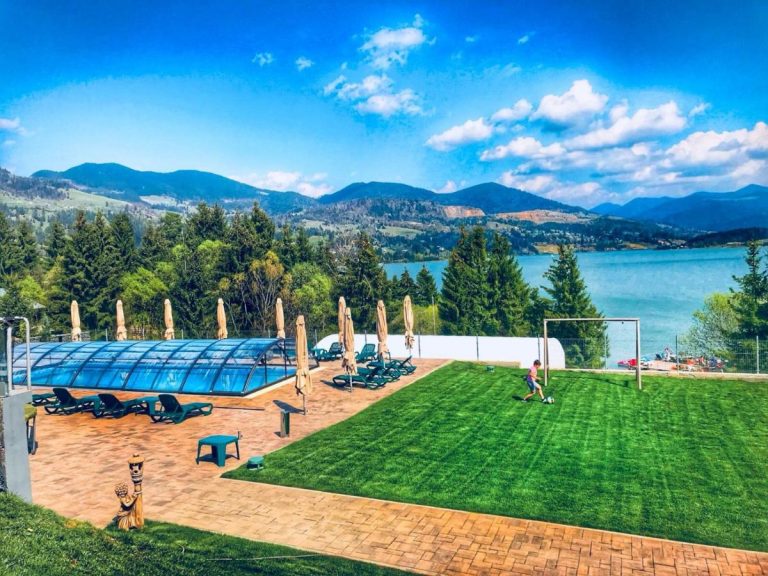 Cazare Colibița, optiuni de cazare superbe pe malul lacului Colibița cu piscina sau ciubăr.