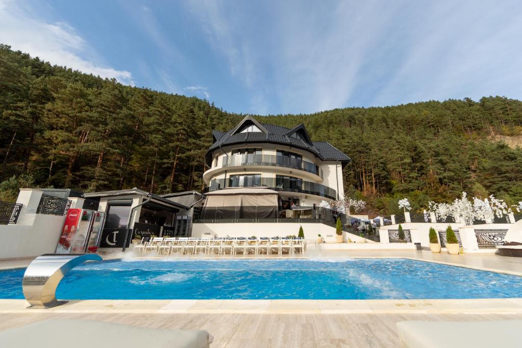 You are currently viewing Hotel de 4* la munte in judetul Sibiu cu piscina exterioare si vedere superba.