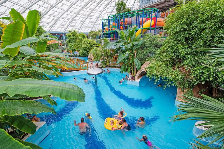 Parcul Acvatic Aquaticum (situat la doar 60 km de granita cu Romania).