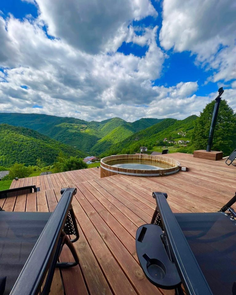 Pensiuni inedite cu ciubar din Transilvania, intr-un peisaj de vis.