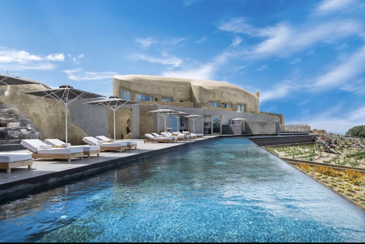 You are currently viewing Cât costa o săptămâna la o vila super luxoasa cu piscina infinita din Santorini?