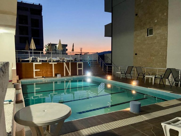 Super-cazare cu piscina in Muntenegru, rating peste 9 si doar  23 euro/pers/noapte cu mic dejun.