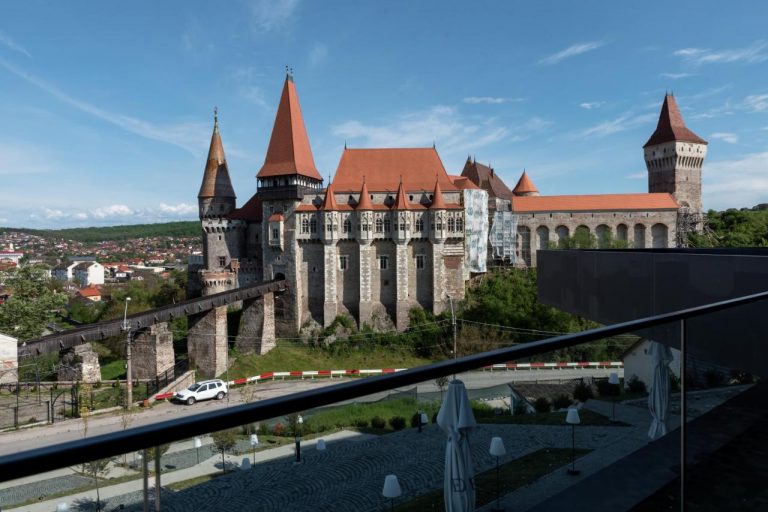 Hotel de 4* cu Spa si piscina interioara cu vedere spre Castelul Corvinilor, 63 euro/pers/noapte.