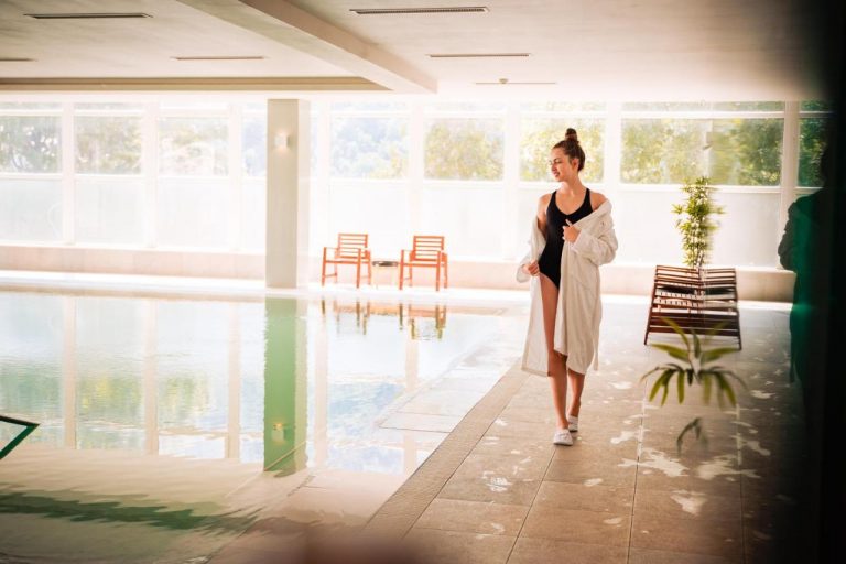 Relaxare la Spa, sauna si piscina interioara la un pret decent, 26 euro/pers/noapte cu mic dejun.
