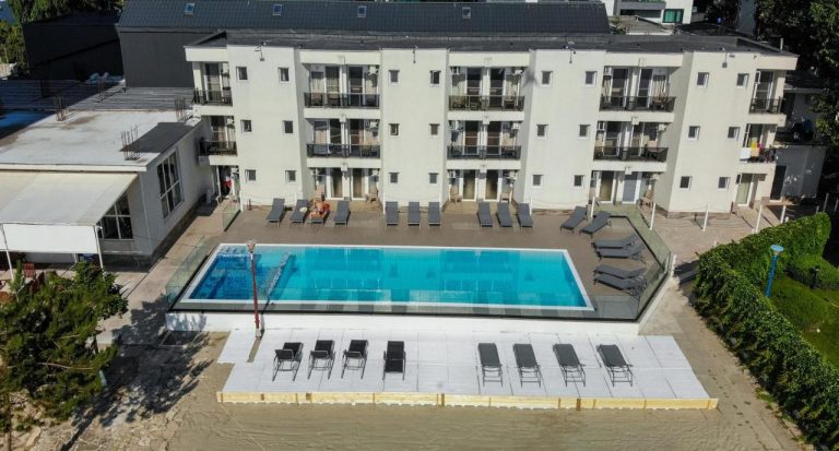 Super hotel in Mamaia, cu piscina si rating foarte bun, 23 euro/pers/noapte.