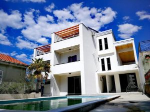 Read more about the article Aparthotel cu piscina la un super preț in Croația, regiunea Zadar, 24 euro/pers/noapte.