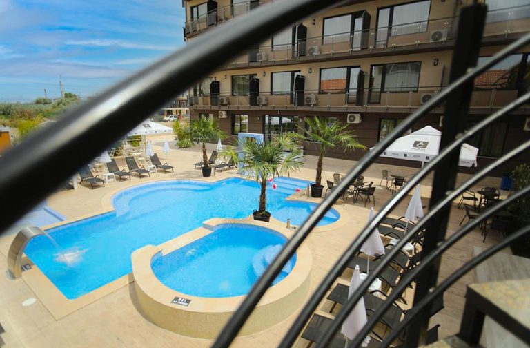 Hotel cu piscina și mic dejun la un preț decent in Mamaia, 31 euro/pers/noapte.