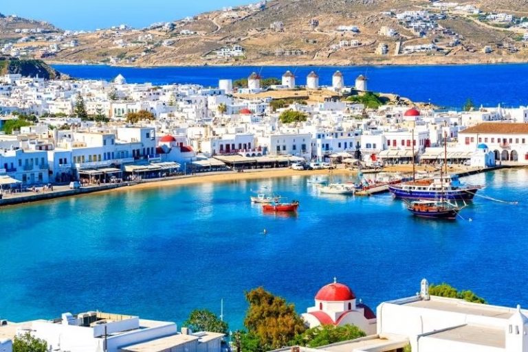 Zboruri foarte ieftine spre Mykonos, 65 euro/pers dus-întors cu toate taxele incluse.